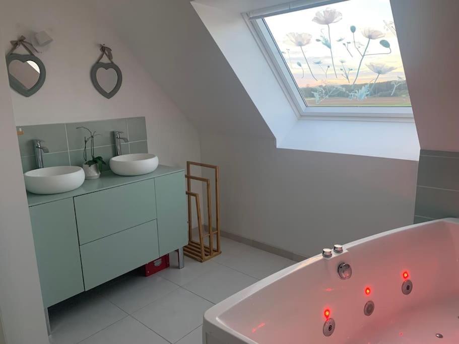 Maison Individuelle, Campagne, 3 Chambres, Baignoire Balneo 2 Places Genech Exterior photo